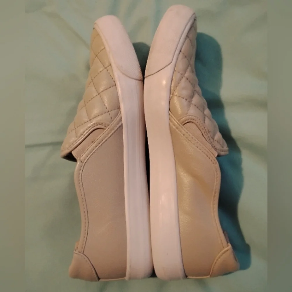 EUC Light Tan Beige Womens Guess Slide On Shoes Size 7 Casual Quilted Mat… - Picture 6 of 6